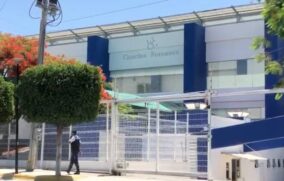 Realizan viacrucis por desaparecidos frente al IJCF en Guadalajara