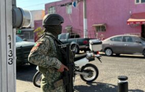 Aseguran 51 armas en vehículo abandonado en Tijuana