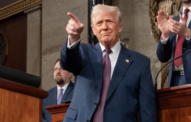 Trump firma orden para posponer aranceles a México y Canadá