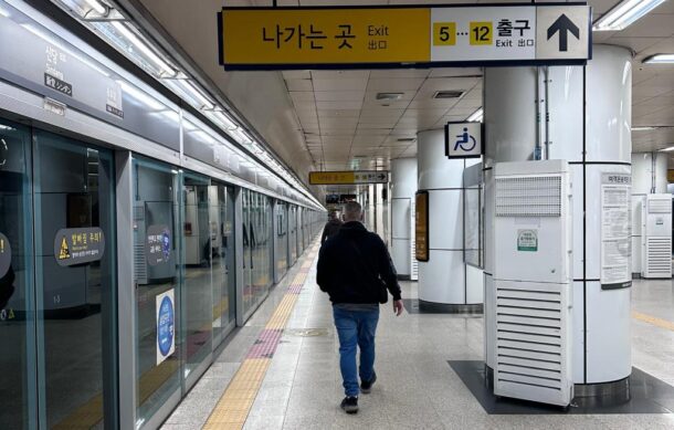Hombre provoca incendio en vagón del Metro de Seúl