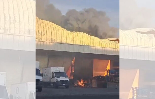 Voraz incendio consume empresa, ahora en la Zona Industrial