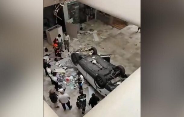 Auto cae desde segundo piso en plaza de CDMX