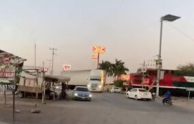 Choque entre tren y tráiler dejan saldo de un herido y una fuerte explosión