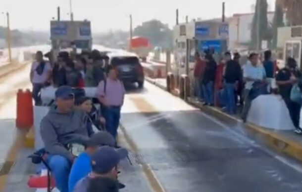 Maestros de la CNTE toman las casetas de autopista hacia CDMX