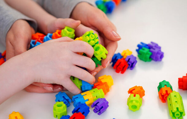 Jalisco proyecta centros regionales para atender a niñas y niños con autismo