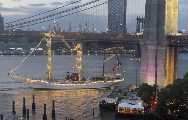 Buque Cuauhtémoc choca con el puente de Brooklyn; hay dos muertos y 22 heridos