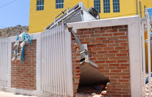 Camioneta se impacta contra iglesia en Zapopan