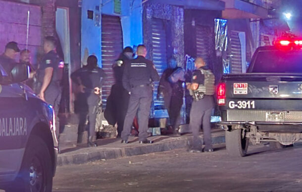 Joven es baleado afuera de su casa en Guadalajara