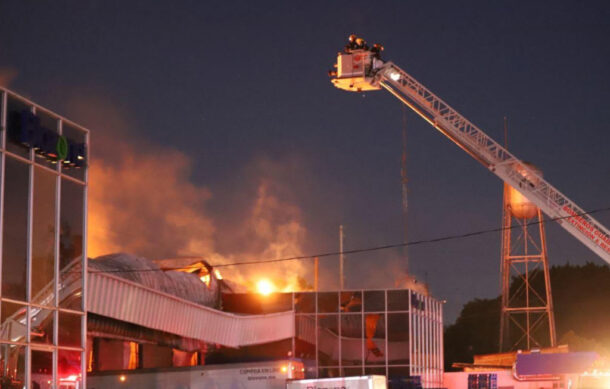 Incendio en Zona Industrial arrasa también con 10 vehículos de paquetería