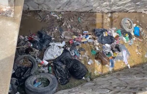 Vecinos de Lomas de la Primavera urgen limpieza de canal pluvial inacabado