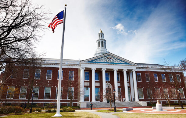 Gobierno de Trump prohíbe a Harvard inscribir a estudiantes internacionales