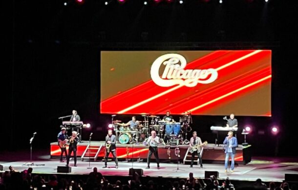Banda Chicago pone a cantar al público tapatío