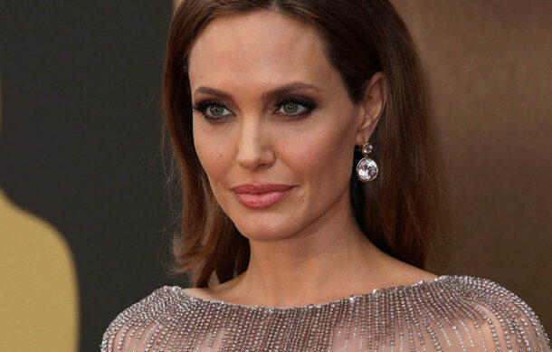 Angelina Jolie defiende el cine internacional y rinde tributo a artistas caídos en Cannes