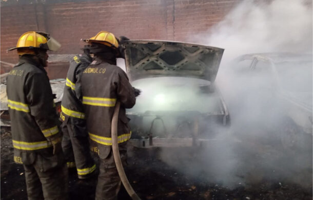 Incendio en corralón Federal de Tlajomulco arrasa con 100 vehículos incautados