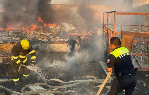 Incendio consume fábrica de plásticos de Tonalá