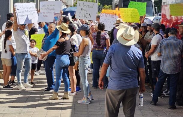 Regresan habitantes de Teuchitlán a manifestarse a favor de su alcalde