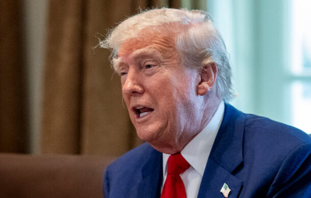 Trump arremete contra Powell tras decisión de mantener tasas de interés en EU