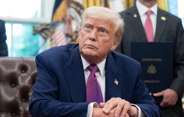 Trump ordena a farmacéuticas bajar precios de medicamentos en 30 días