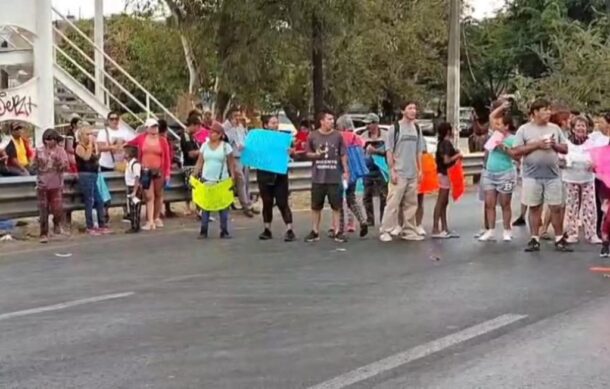 Vecinos de Tlaquepaque bloquean la carretera a Chapala