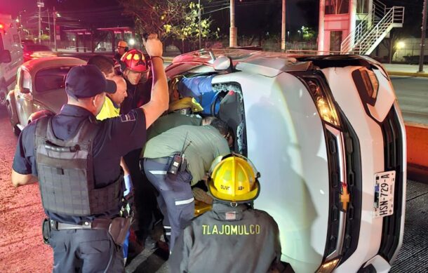 Mujer es rescatada tras volcar su vehículo en Av. López Mateos
