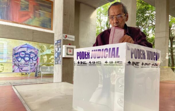 Maximiliano, de 81 años, el primero en votar en el CUAAD