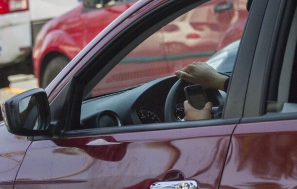 Aplican más de 13 mil multas en Jalisco por usar el celular al volante