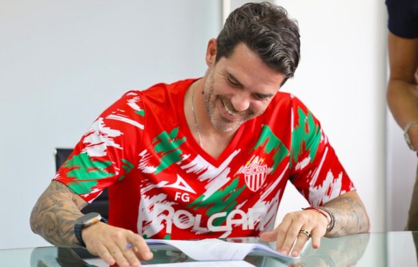 Presenta Necaxa a Fernando Gago, quien dice que su salida de Chivas fue simple y clara