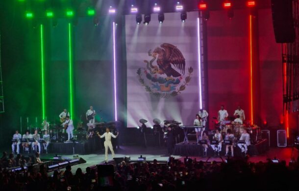 Carlos Rivera cierra su gira con lleno total en GDL