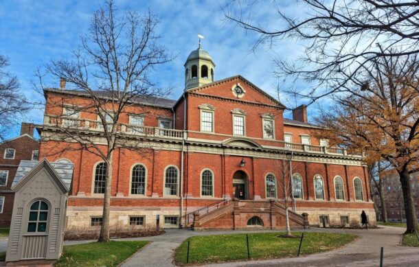 Jueza bloquea intento de Trump de impedir estudiantes extranjeros en Harvard