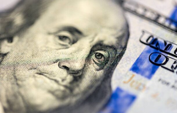 Dólar se fortalece y frena al peso mexicano