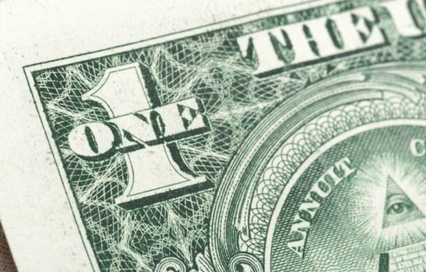 Peso cierra con ligera ganancia frente al dólar