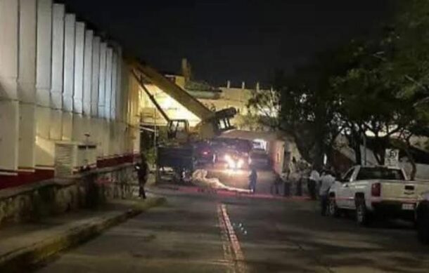 Grúa colapsa por peso de aire acondicionado en Hospital del ISSSTE en Zapopan