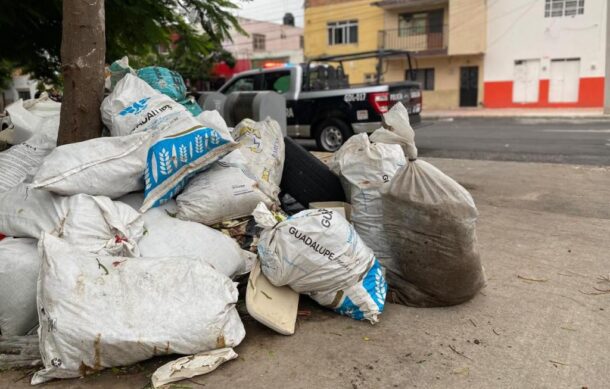 Detienen a hombre por tirar basura y escombro en GDL