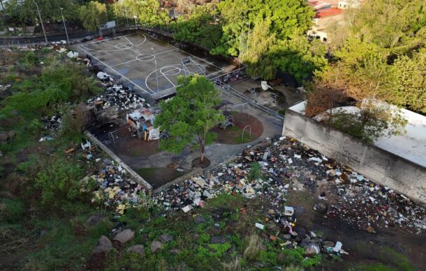 GDL limpia tiradero de basura clandestino en Balcones de Oblatos