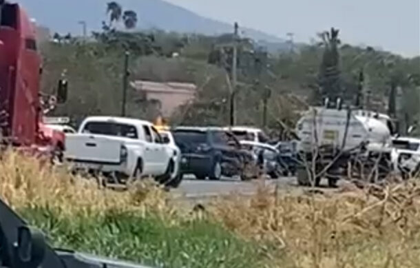 Bloquean carretera Chapala-Mezcala por construcción de pista aérea privada en Santa Cruz de la Soledad
