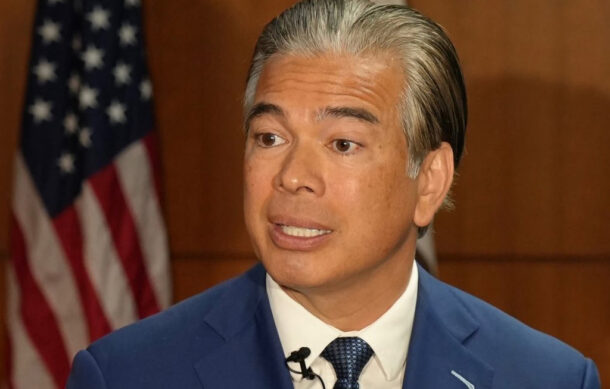 California y otros diez estados demandan a Trump por revertir prohibición de autos a gasolina