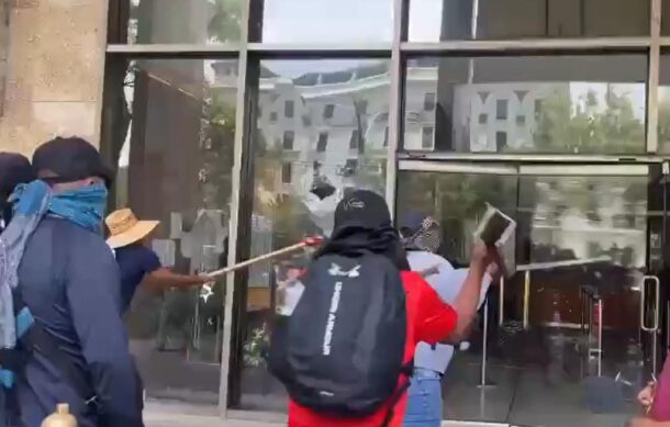 Irrumpe la CETEG en Torre Bienestar durante marcha de la CNTE en CDMX