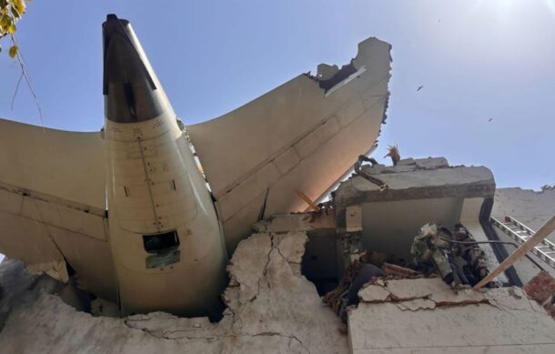 Se desploma avión en la India con 240 pasajeros