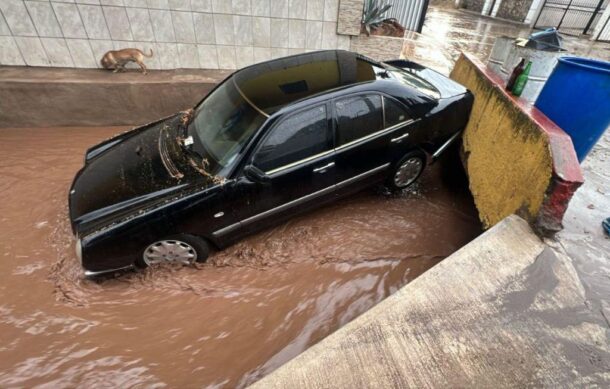 Lluvia deja inundaciones y un auto arrastrado en Jocotepec