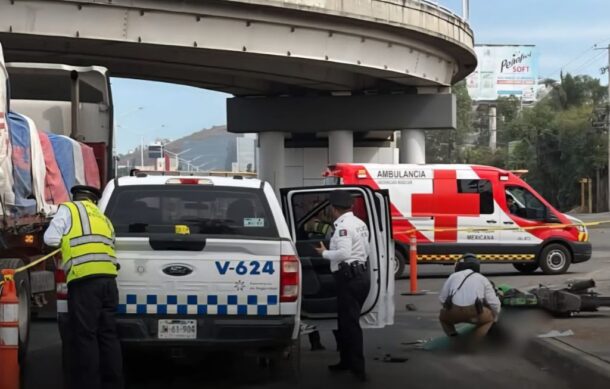 Muere motociclista en Periférico Sur; acompañante resulta herido