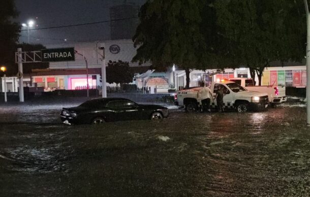 Persisten encharcamientos en López Mateos tras 10 horas de lluvia