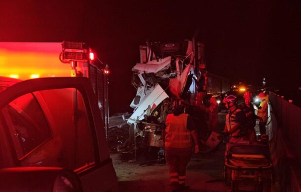 Choque entre dos tráileres en El Arenal deja a un conductor prensado