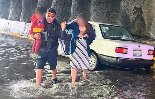 Rescatan a familia atrapada por inundación en paso a desnivel de Zapopan