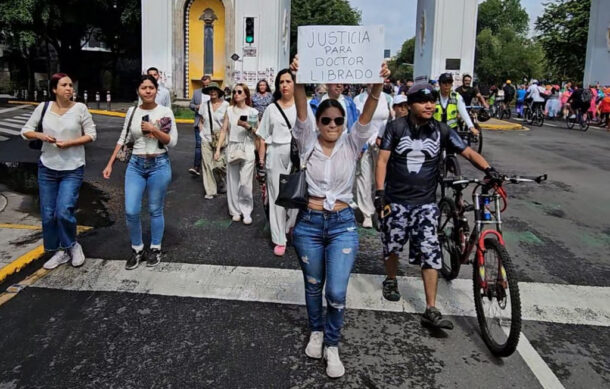 Marchan por justicia para el doctor Librado De La Torre, asesinado en Zapopan