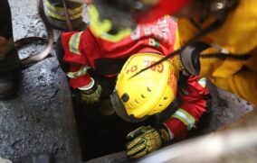 Rescatan con vida a cuatro trabajadores atrapados en aljibe en GDL