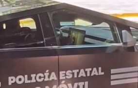 Separan de su cargo a policías captados viendo Netflix en una de las Cybertruck
