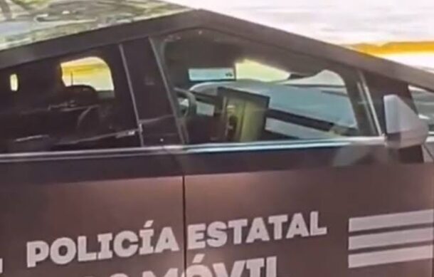 Separan de su cargo a policías captados viendo Netflix en una de las Cybertruck