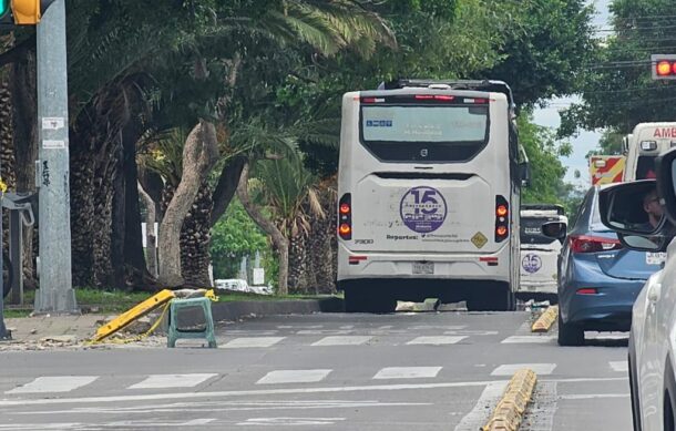 Sin reparar tapa de registro en carril del Macrobús