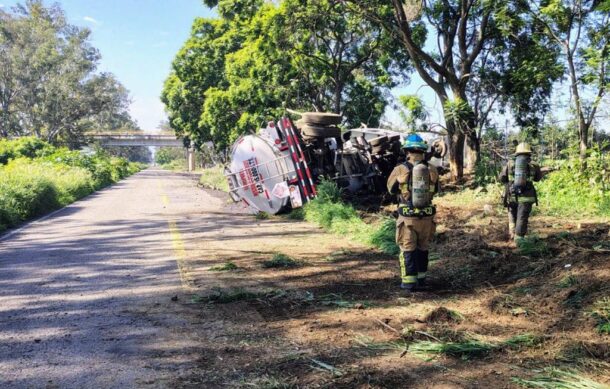 Por volcadura de pipa, cierran la carretera libre a Colima a la altura de Tuxpan