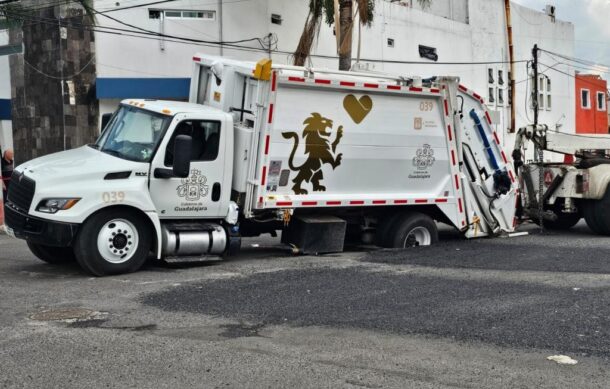 Camión recolector de basura cae a nuevo socavón en GDL